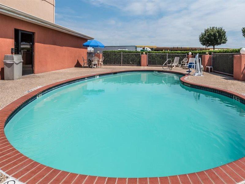 Super 8 By Wyndham Fort Worth North Екстериор снимка